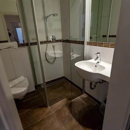 Hotell Schyrenhof 3*